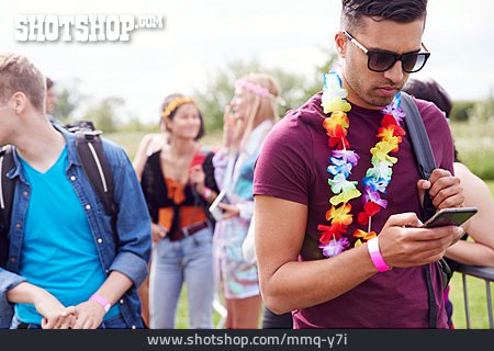 
                Mobiltelefon, Sms, Festivalbesucher                   