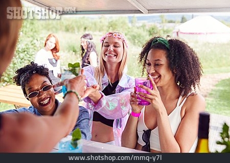 
                Trinken, Sommer, Festival, Freundinnen                   