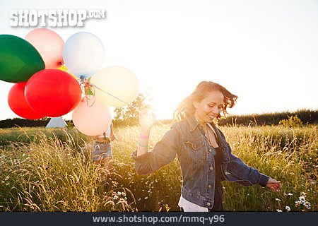 
                Sommer, Freundinnen, Luftballons                   