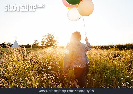
                Frau, Sommer, Luftballons                   