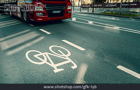 
                Fahrspur, Fahrradweg, Straßenverkehr                   