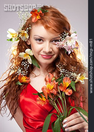 
                Junge Frau, Rote Haare, Blumenschmuck                   
