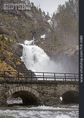 
                Steinbrücke, Latefoss Wasserfall                   