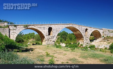 
                Steinbogenbrücke, Pont Julien                   