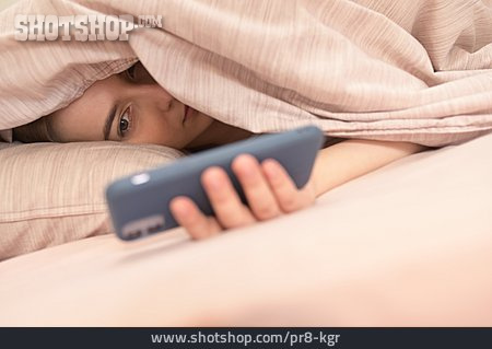 
                Junge Frau, Bett, Mobiltelefon, Schlaflos                   