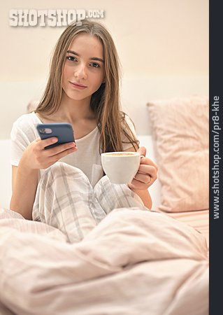 
                Bett, Morgens, Smartphone, Kaffeetrinken                   
