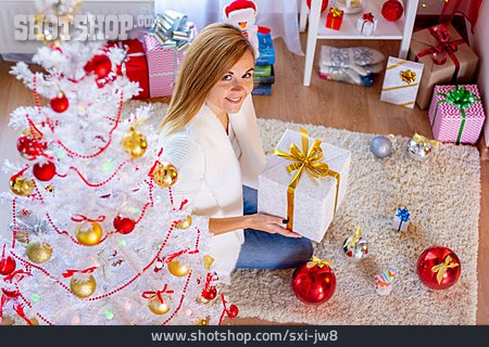 
                Weihnachten, Weihnachtszeit, Christbaumschmuck, Weihnachtsgeschenke                   