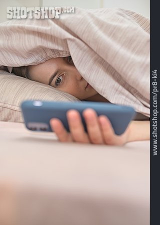
                Junge Frau, Mobiltelefon, Online, Schlaflos                   