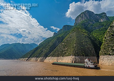 
                Containerschiff, Jangtsekiang, Xiling-schlucht                   