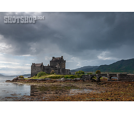 
                Schottland, Highlands, Loch Duich, Eilean Donan Castle                   