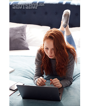
                Junge Frau, Laptop, Online                   