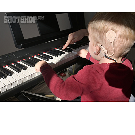 
                Musikunterricht, Klavierspielen, Hörgerät                   