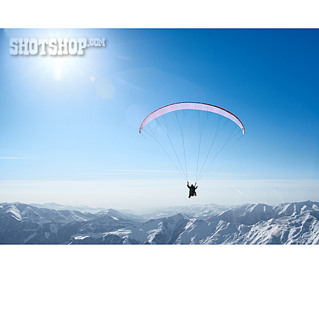 
                Paragliding, Gleitschirmflieger, Gleitschirmfliegen, Kaukasus                   