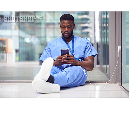 
                Mobile Kommunikation, Pause, Lesen, Krankenpfleger                   