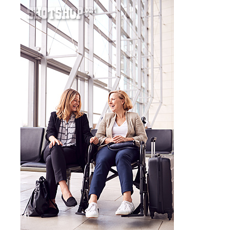 
                Flughafen, Rollstuhl, Behindertengerecht, Rollstuhlfahrerin                   