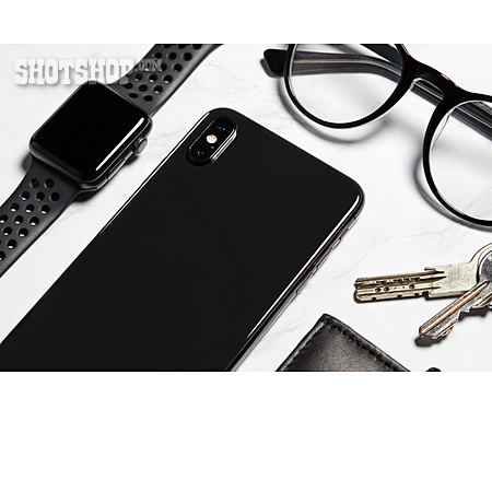 
                Brille, Smartphone, Haustürschlüssel, Smartwatch                   