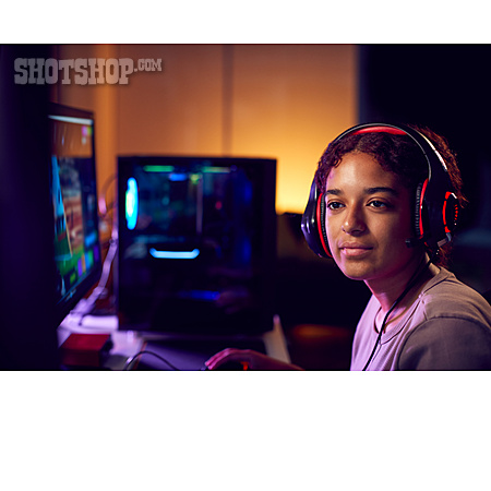 
                Mädchen, Bildschirm, Computerspiel                   