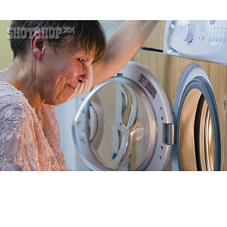 
                Seniorin, Hausarbeit, Waschmaschine                   