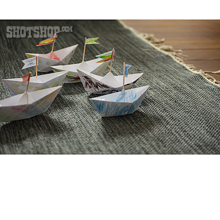 
                Basteln, Origami, Papierschiffchen                   