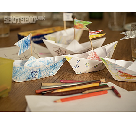 
                Basteln, Kreativität, Papierschiff                   