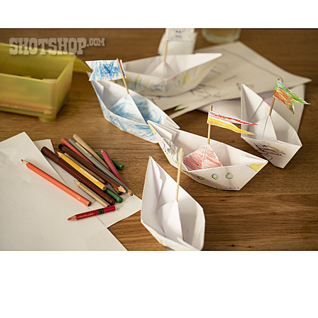 
                Basteln, Papierschiff, Origami                   