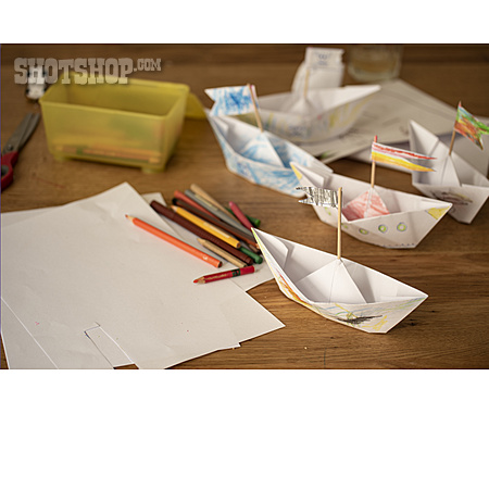 
                Basteln, Kreativität, Origami, Papierschiffchen                   
