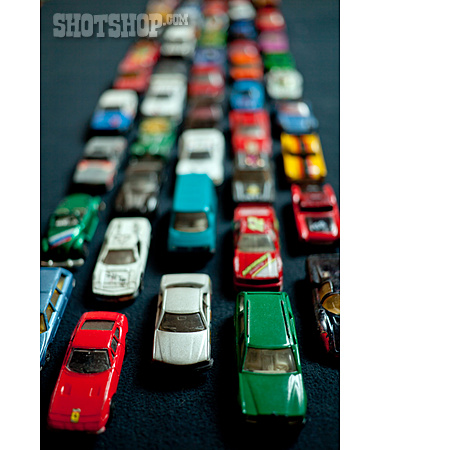 
                Spielzeugauto, Autoschlange, Verkehrsstau, Verkehrswende                   