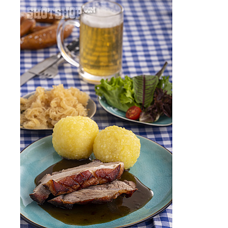 
                Bayrische Küche, Schweinebraten, Kartoffelknödel                   