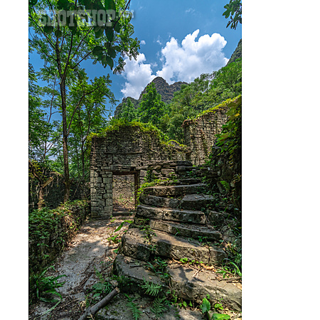 
                Ruine, Tempelanlage, Yangshuo                   