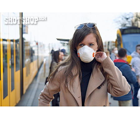
                öffentliche Verkehrsmittel, Atemschutzmaske, Infektionsschutz                   