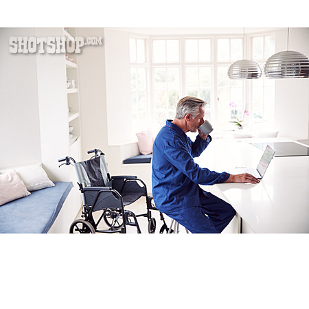 
                Senior, Häusliches Leben, Zuhause, Rollstuhl                   