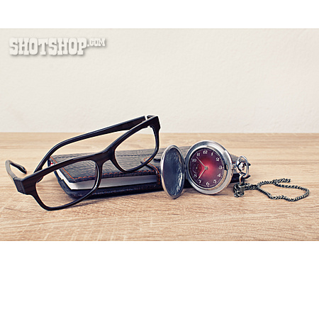 
                Brille, Taschenuhr, Terminkalender                   