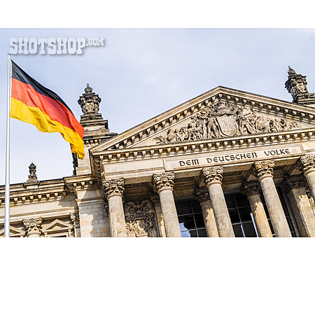 
                Berlin, Deutschlandflagge, Reichstagsgebäude                   