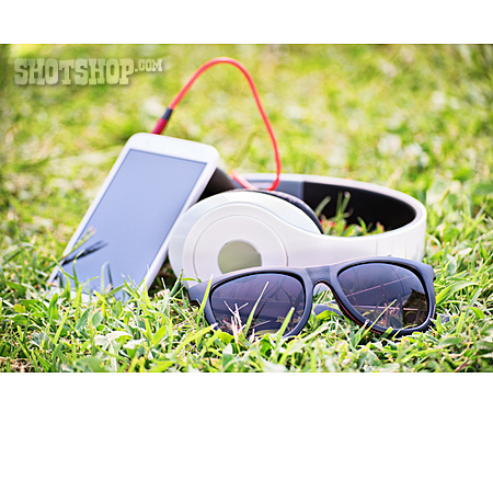 
                Sonnenbrille, Kopfhörer, Smartphone                   