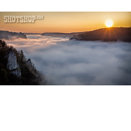 
                Sonnenaufgang, Nebelschwaden, Naturpark Obere Donau                   