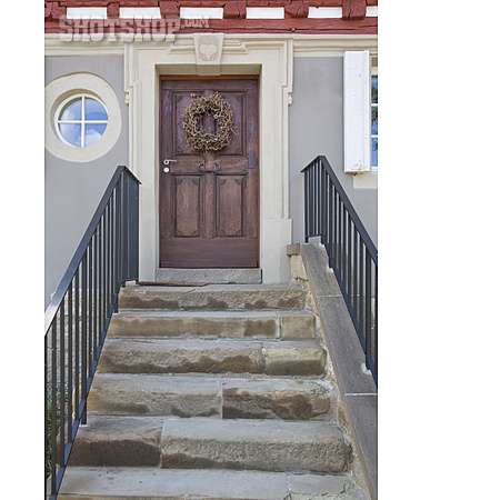 
                Eingang, Haustür, Treppenstufen                   