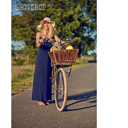 
                Einkauf, Radfahrerin, Sommerkleid                   