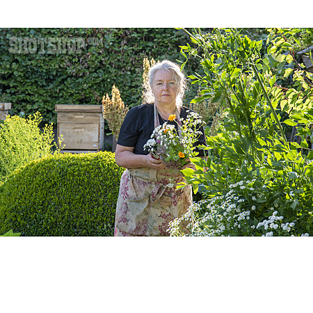 
                Seniorin, Garten, Blumenstrauß                   