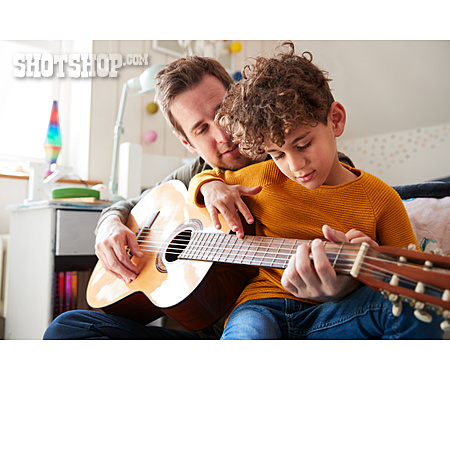 
                Vater, Gitarre, Sohn, Unterrichten                   