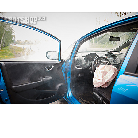 
                Zusammenstoß, Unfallauto, Airbag                   