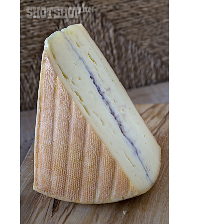 
                Käsestück, Französischer Käse, Morbier                   