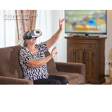 
                Seniorin, Virtuelle Realität, Mobilität, Videobrille                   
