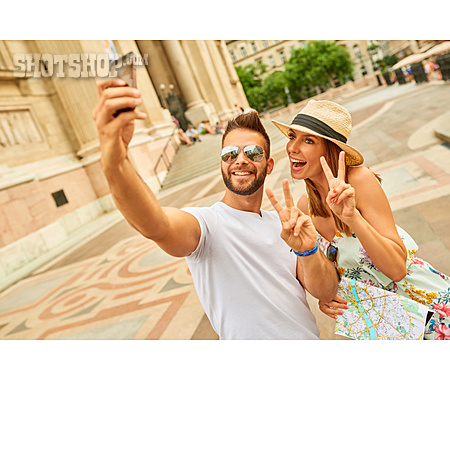 
                Paar, Städtereise, Victory-zeichen, Selfie                   