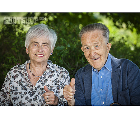 
                Daumen Hoch, Seniorenpaar                   