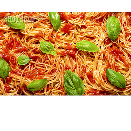 
                Basilikum, Spaghetti, Tomatensauce                   