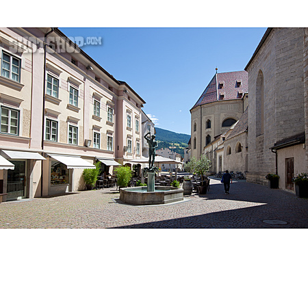 
                Altstadt, Brunnen, Brixen                   