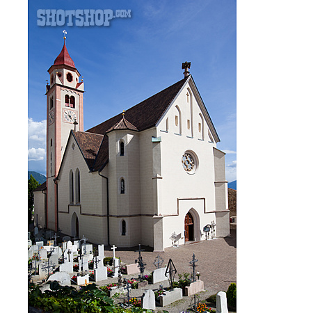 
                Kirche, Friedhof, Dorf Tirol                   
