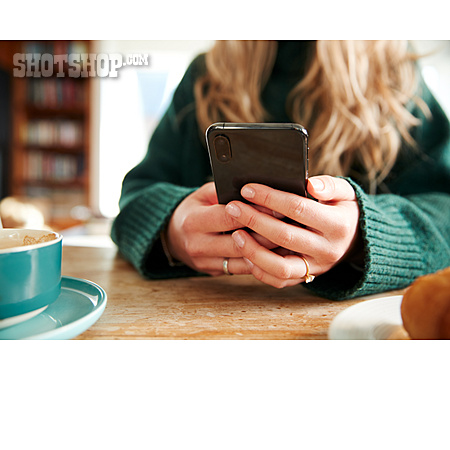 
                Frühstück, Smartphone, Texten                   