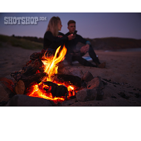 
                Paar, Strand, Lagerfeuer                   