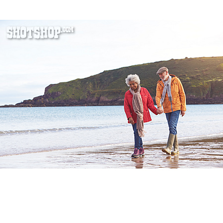 
                Spaziergang, Wales, Seniorenpaar                   